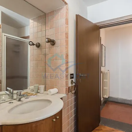 Warm Nest In The Old Building Of Piazza Navona Apartment