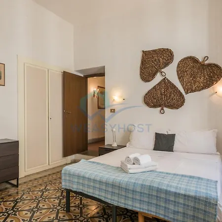 Warm Nest In The Old Building Of Piazza Navona Apartment