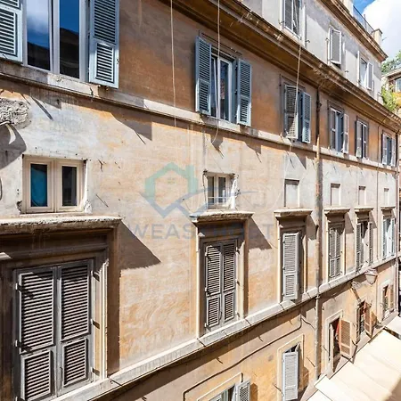 Warm Nest In The Old Building Of Piazza Navona *